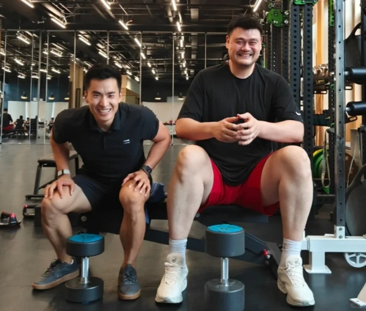 瘦了！網(wǎng)友曬姚明訓(xùn)練照 透露大姚已恢復(fù)訓(xùn)練兩個多月