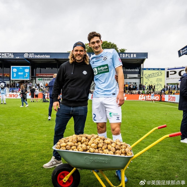 戰(zhàn)利品55kg土豆丹超聯(lián)賽全場(chǎng)最佳球員獎(jiǎng)品，一整袋55kg的土豆