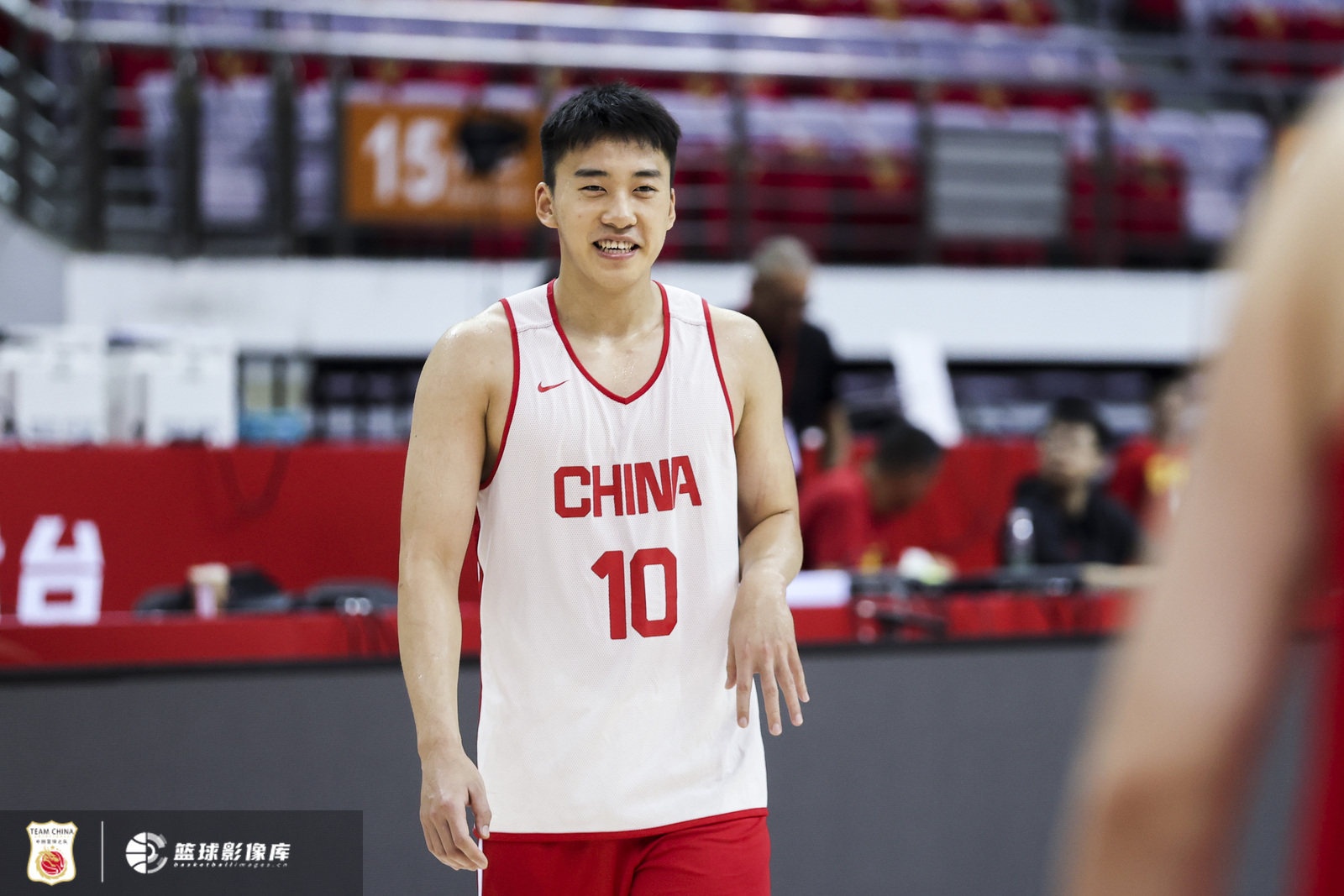 蘇群：王俊杰寶藏男孩兩次金雞獨立得分 中國隊實戰(zhàn)練兵破聯(lián)防