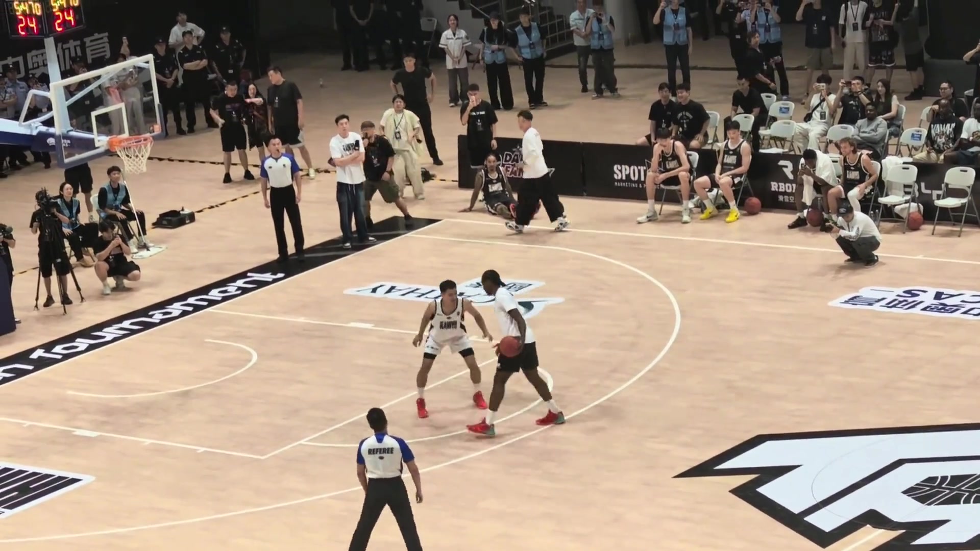 籃筐都快砸歪了球迷曬小卡成都行比賽打鐵集錦