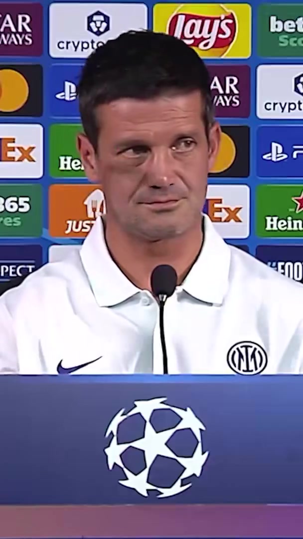 嚇成表情包發(fā)布會耳機突然發(fā)出雜音，國米主帥齊沃被嚇一跳